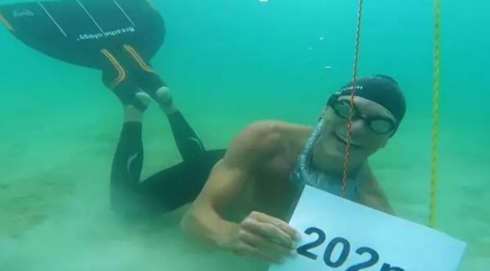 Homem bate recorde mundial por nadar por mais tempo debaixo d'água apenas com respiração