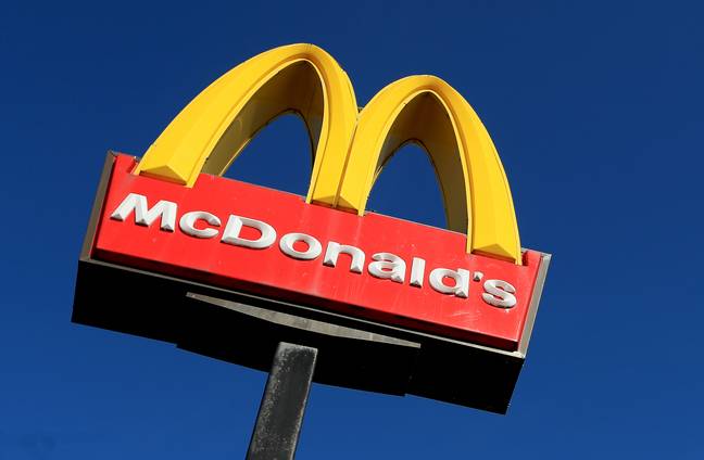 Mulher multada após quebrar as regras de bloqueio por dirigir até o McDonald's