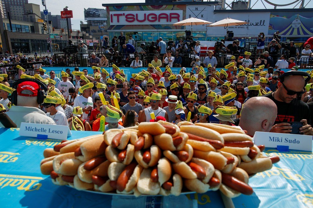 Concurso de quem come mais cachorro quentes é tradição nos Estados Unidos